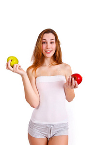 年轻，运动，健康和美丽的女孩与苹果隔离在白色