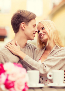 浪漫幸福情侣在咖啡厅接吻
