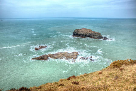 英国康沃尔郡北部海鸥岩码头，位于hdr的圣艾格尼斯和戈德里维之间