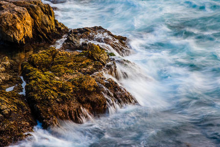 湍急湍急的水流照片