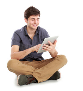 年轻人坐着用平板电脑