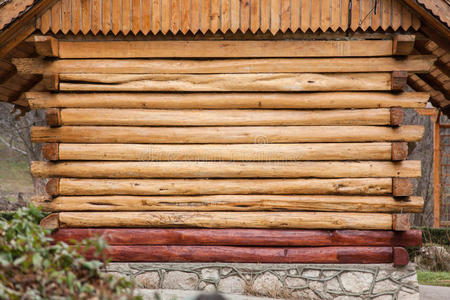 房子的墙壁由框架木屋组成