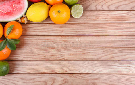 水果在木材纹理背景与空间的文本。
