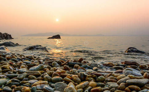 日落，海滩和大海的黄昏