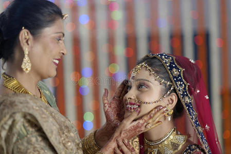 印度印度教新娘在蛾子的帮助下准备