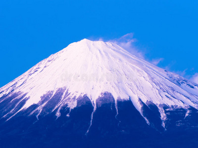 富士山山顶被雪覆盖