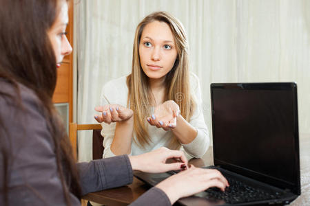 年轻女子回答工人的问题