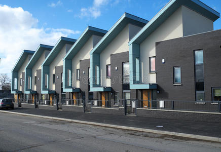 一排现代化的房子照片