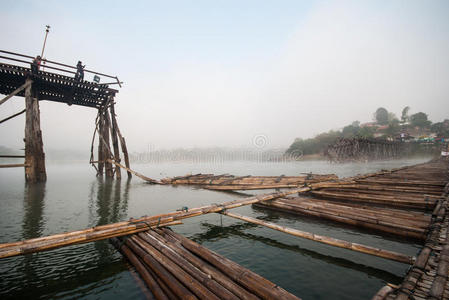 在坎查纳布里的桑克拉布里摧毁了一座长长的木桥