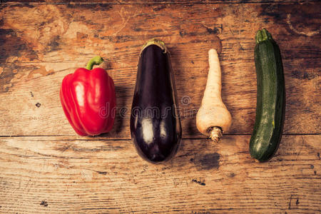 木桌上的蔬菜