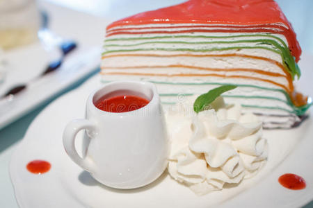 彩虹绉蛋糕配一杯草莓汁