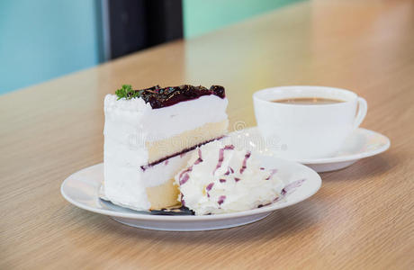 蓝莓蛋糕和咖啡