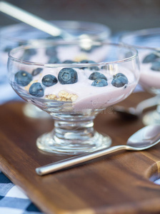 早餐香草酸奶配新鲜蓝莓