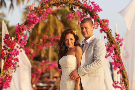 马尔代夫，新郎新娘在花拱附近拥抱