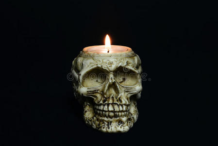 黑色背景的恐怖骷髅蜡烛-正面照片