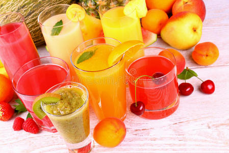果汁有猕猴桃杏樱桃甜瓜和白木瓜
