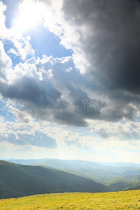 自然。夏季田野山地景观