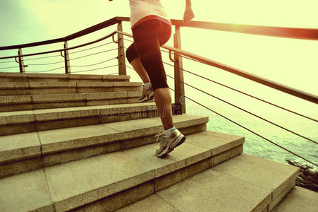 健康的生活方式女人的腿在石头上奔跑