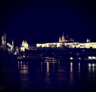 布拉格城堡的夜景。