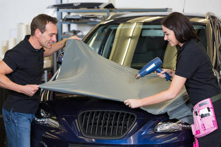 汽车包装纸将灰色乙烯基箔贴在车辆上