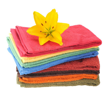 五颜六色的毛巾和百合花