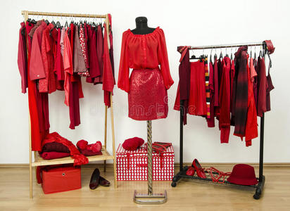 衣柜，衣架上挂着红色的衣服，模特身上有一套衣服。