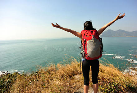 感恩远足女子海滨山