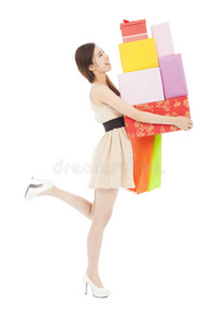快乐的年轻女子拿着礼盒和购物袋