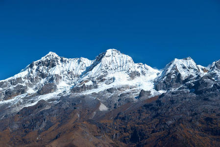 高山，白雪覆盖。