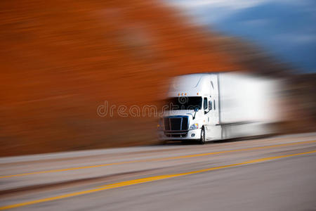 白色大卡车在道路上模糊的颜色背景