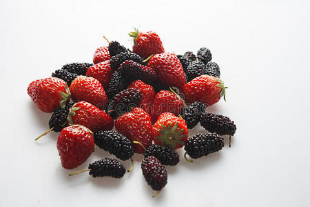 白色背景为健康草莓和黑莓