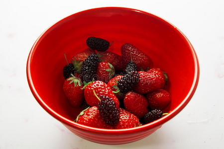 健康草莓和黑莓混合在碗里