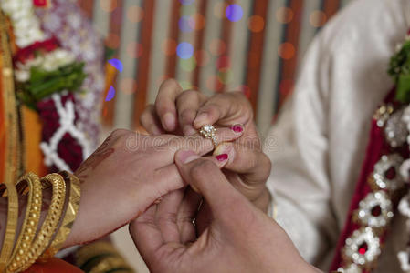 印度印度教新娘和新郎在马哈拉施特拉邦的婚礼上交换结婚戒指。