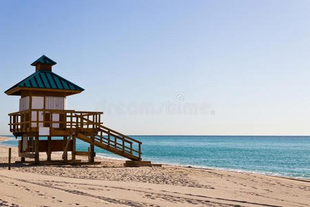 佛罗里达州阳光岛海滩的救生员小屋