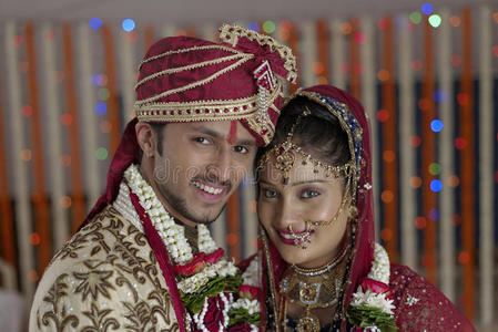 印度印度教新娘和新郎一对幸福的微笑夫妻。