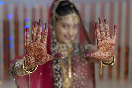 印度印度教婚礼上新娘手拿指甲花