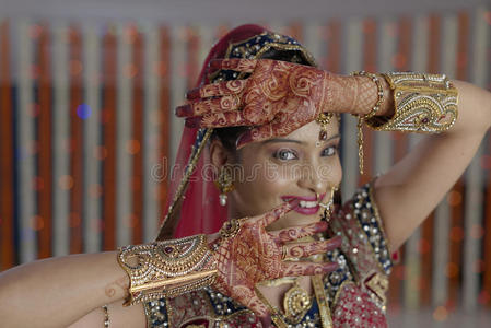 印度印度教婚礼上新娘手拿指甲花