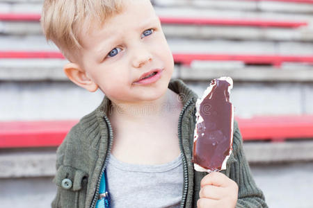 食物 男孩 肖像 可爱的 甜的 巧克力 对待 外部 乐趣