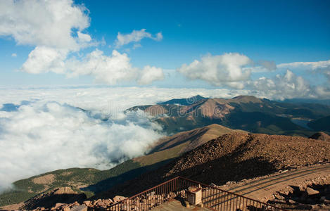 从科罗拉多州科罗拉多斯普林斯派克峰山顶观景台观看照片