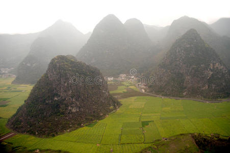 中国贵州万峰林的山野风光。