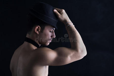 拉丁语 成人 肌肉 帽子 摆姿势 胡子 男人 姿势 胸部