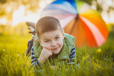 公园里一个快乐的小男孩的画像