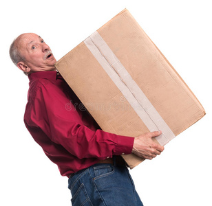 老人提着一个沉重的箱子照片