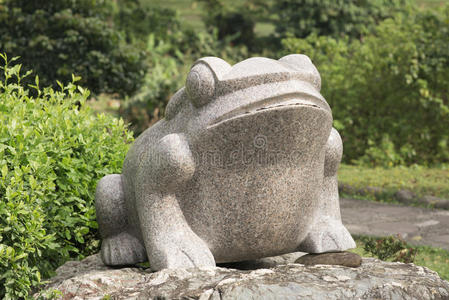 公园里的雕刻青蛙