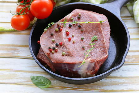 一块带香料的生肉牛排