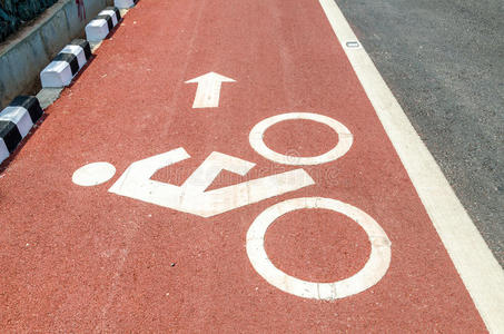 白色自行车道路标照片