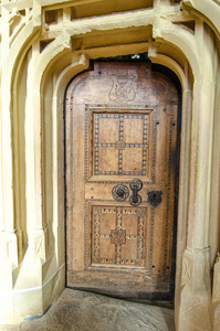 古老的木雕门