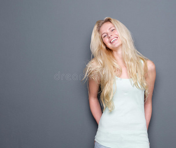 年轻漂亮的金发女人在笑