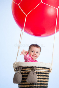 空中热气球上的女婴
