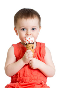 笑着吃冰淇淋的小女孩